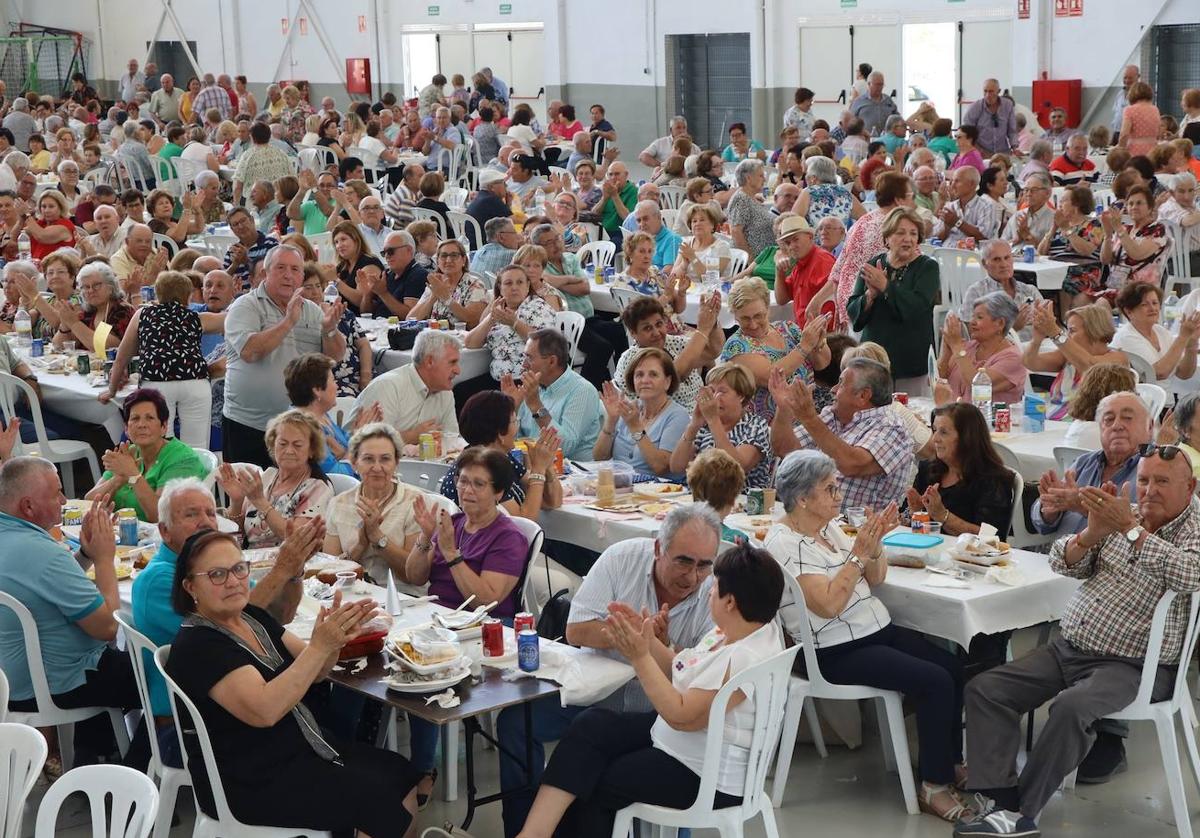 Un millar de personas participan en la convivencia de la Semana del Mayor