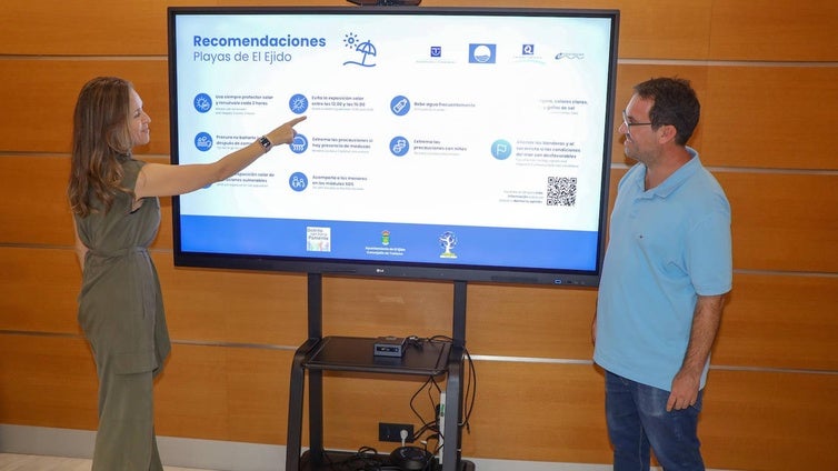 Ayuntamiento y Distrito Sanitario conciencian sobre el uso de protección solar en la playa