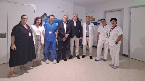 El Hospital de Poniente humaniza su sala de espera para acompañantes de la UCI
