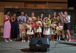 Momento de la coronación de reinas y damas de las fiestas, el lunes por la noche en la Plaza de la Torre.