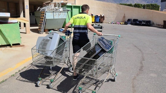 Punto limpio y recogida de enseres, servicios municipales gratuitos
