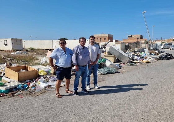 Ángel Sánchez, José Miguel Alarcón y Federico Galdeano en la zona.