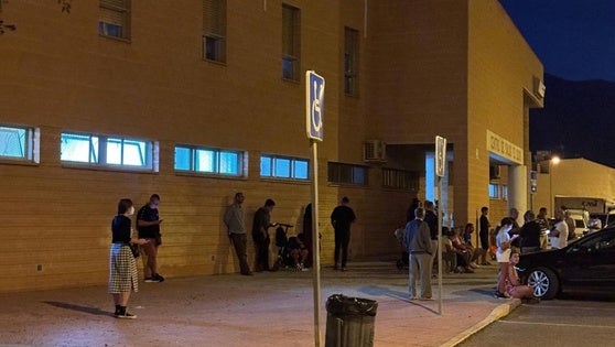 El PSOE denuncia colas a diario y de madrugada ante el centro de salud Ejido Norte