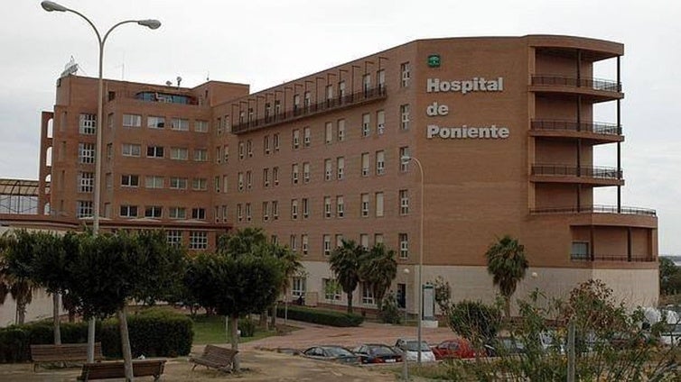 Los médicos de Poniente recogen firmas contra la reorganización del hospital