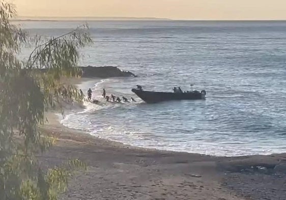 Una patera con una treintena de migrantes desembarca en la playa de los Baños en El Ejido