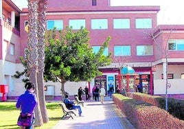 Oncología en el Hospital de Poniente, la unidad que sigue en el aire tras veinte años de promesas