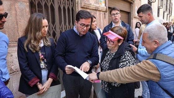 Manifestación a las puertas de Subdelegación para reclamar una solución urgente al grave problema de erosión de la Playa