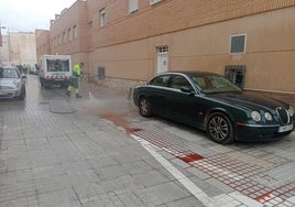 Un operario limpia los restos de sangre tras el tiroteo.