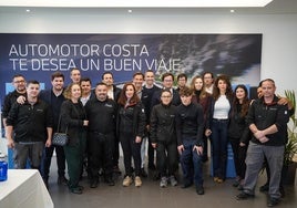 El alcalde de la localidad, Francisco Góngora, visitó el concesionario.