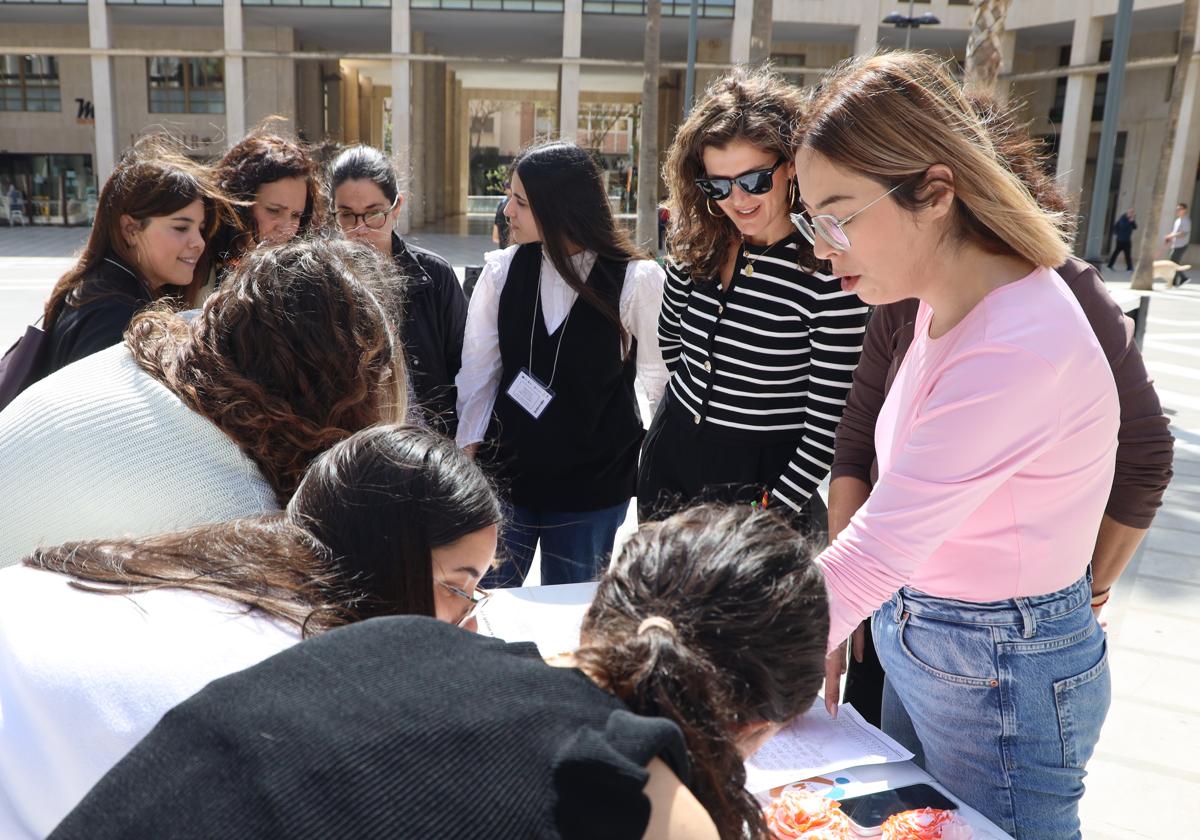 Varias mujeres se interesan por las actividades culturales.