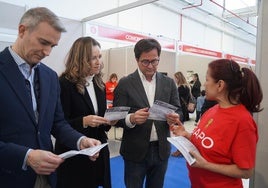 El alcalde de la localidad visitó la II Feria del Comercio.