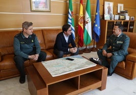 Góngora da la bienvenida al nuevo capitán de la Guardia Civil de la compañía de El Ejido, David Sánchez.