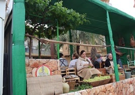 Una de las carrozas con motivos tradicionales.