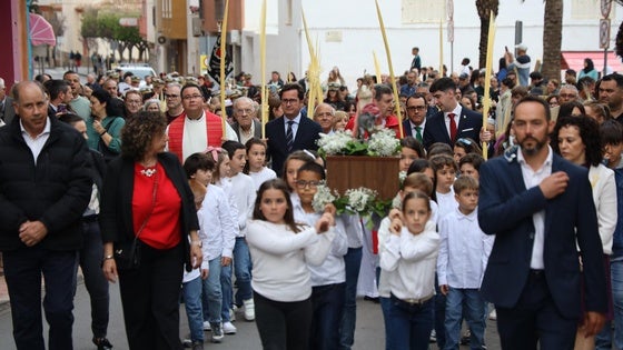 La procesión de la Borriquita recorre las calles de El Ejido portada por niñas y niños
