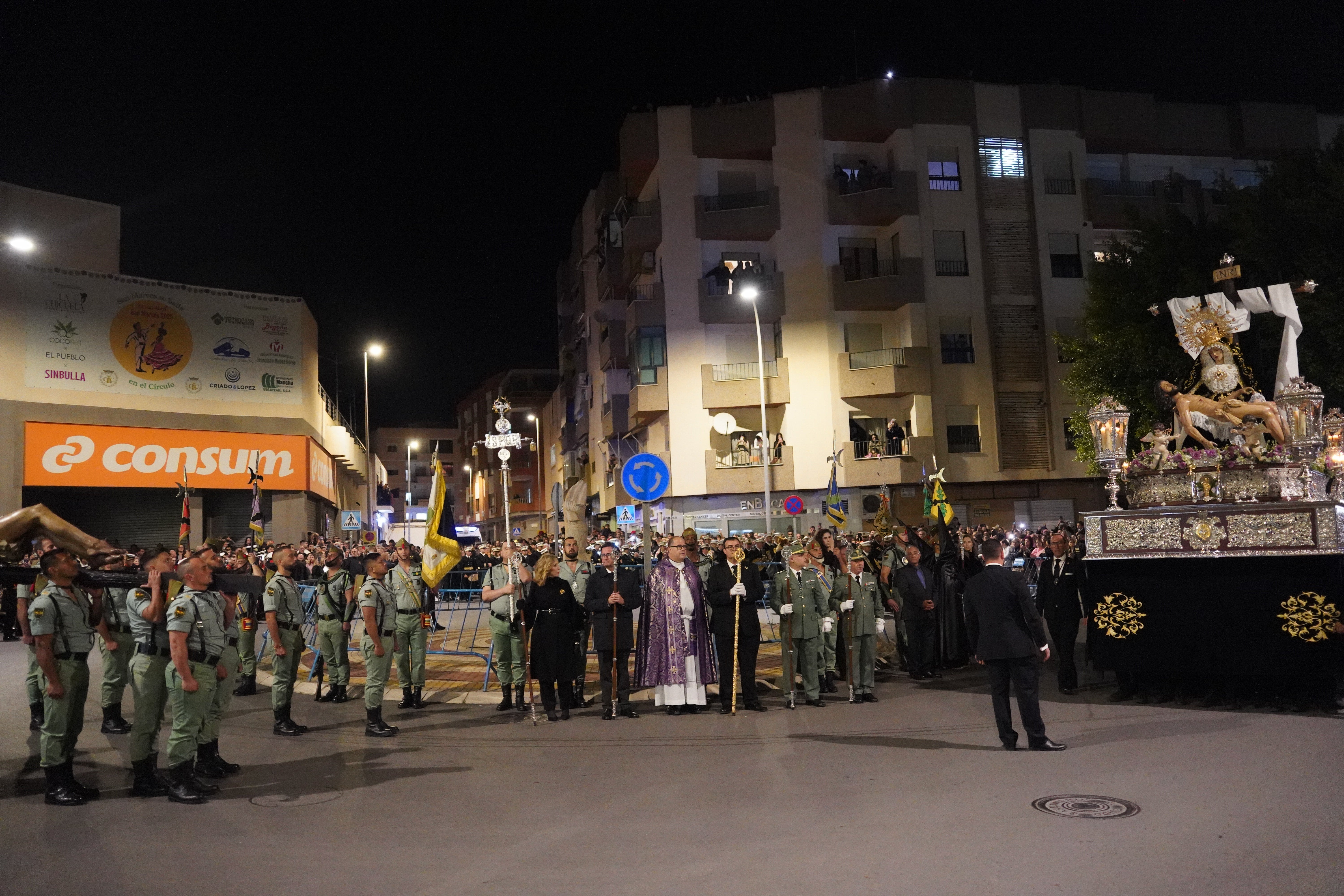 Nuestra Señora de Las Angustias y el Cristo de la Buena Muerte, en procesión