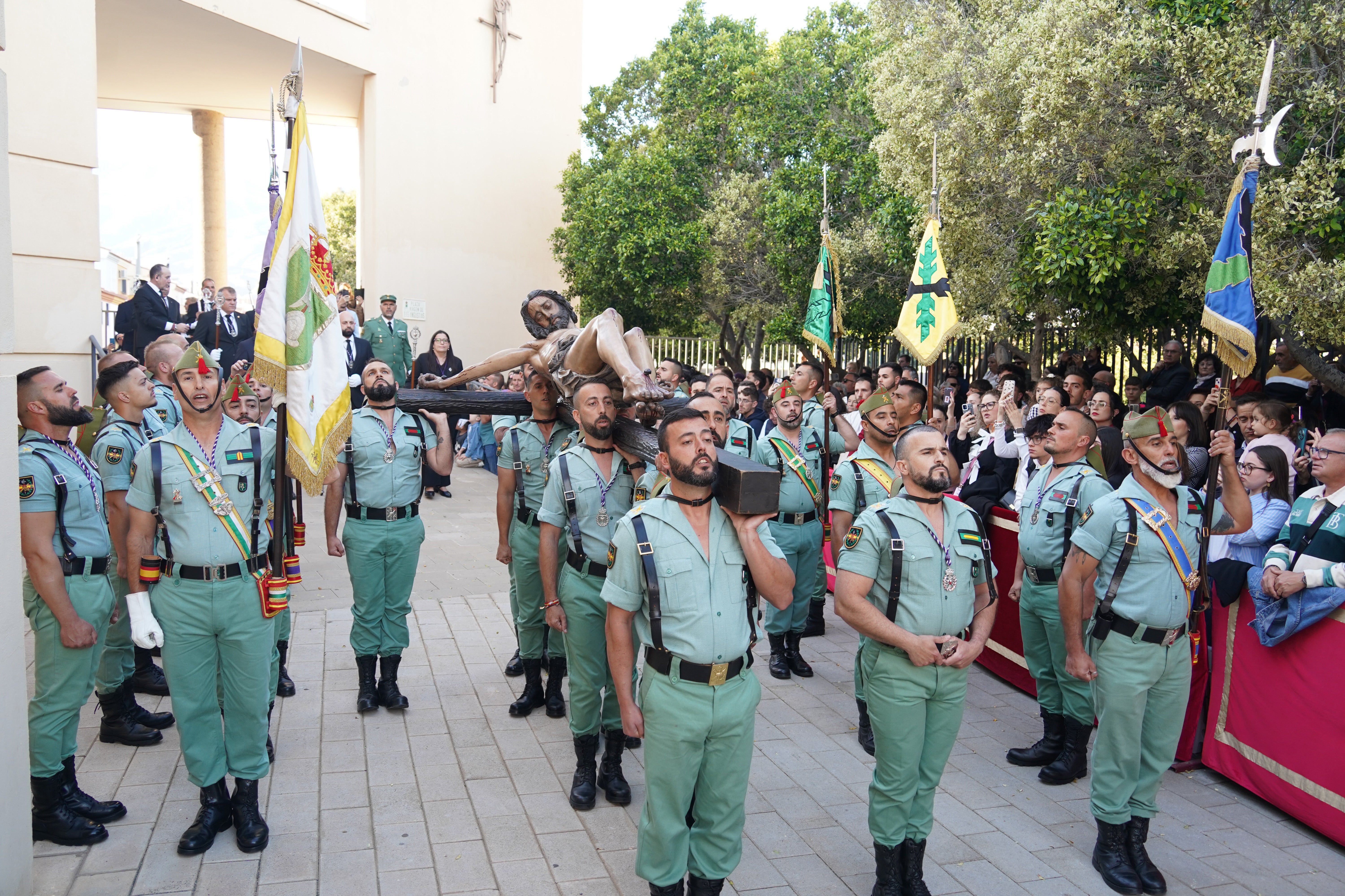 Nuestra Señora de Las Angustias y el Cristo de la Buena Muerte, en procesión
