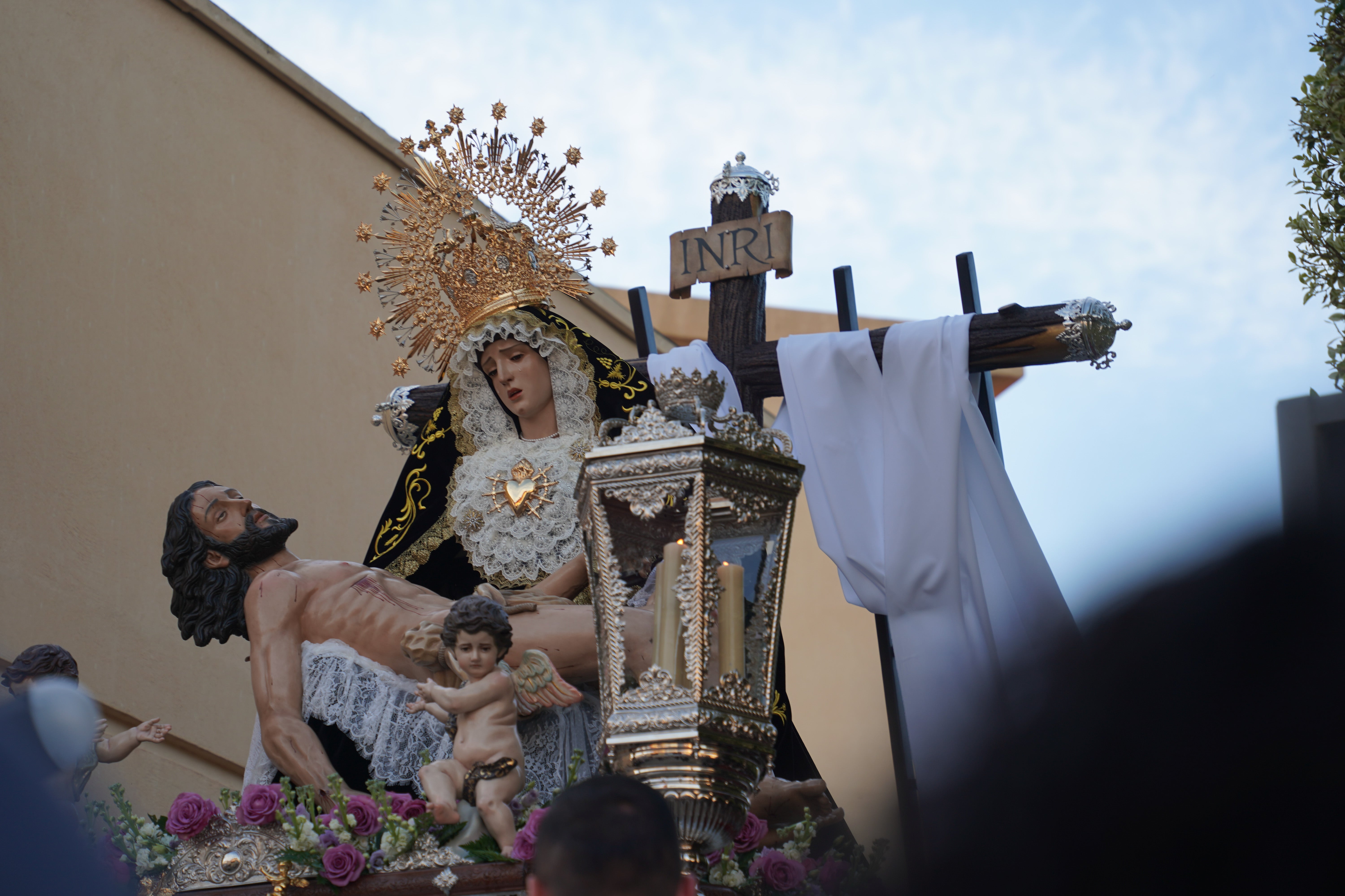 Nuestra Señora de Las Angustias y el Cristo de la Buena Muerte, en procesión