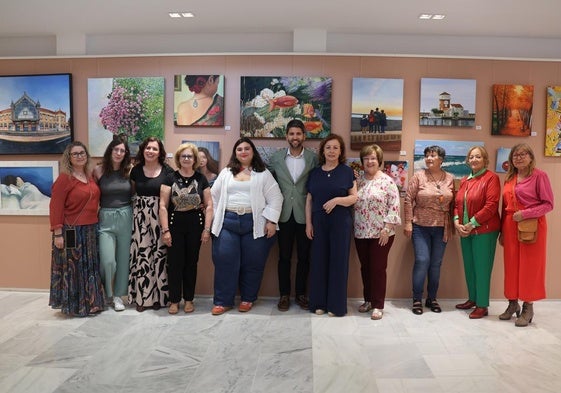 El concejal Javier Rodríguez inaugura la exposición.
