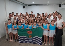 Alumnos de la academia posan con la bandera de El Ejid.