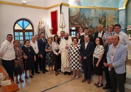 Foto de familia en la Iglesia Parroquial de Balanegra.
