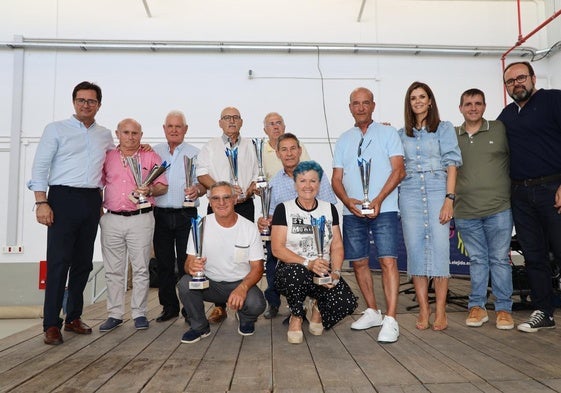 Los mayores recibieron varios premios por ganar campeonatos.