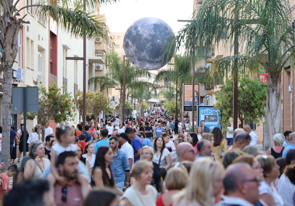 Miles de personas disfrutan de la nueva edición de la Noche en Blanco en la localidad.