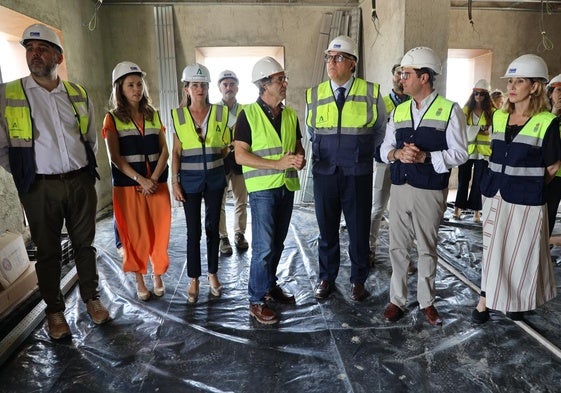 El consejero de Turismo y Andalucía Exterior de la Junta visita unas obras en el municipio ejidense.