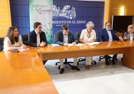 Momento de la firma del convenio en el Ayuntamiento de El Ejido.