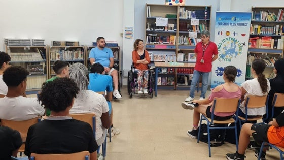 Aspaym Andalucía realiza una campaña sobre Educación Vial en el IES Francisco Montoya
