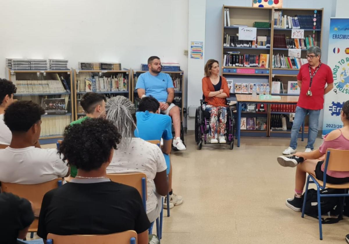 Aspaym Andalucía realiza una campaña sobre Educación Vial en el IES Francisco Montoya.