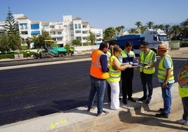 El alcalde supervisa los trabajos que se están desarrollando en este espacio de Almerimar.