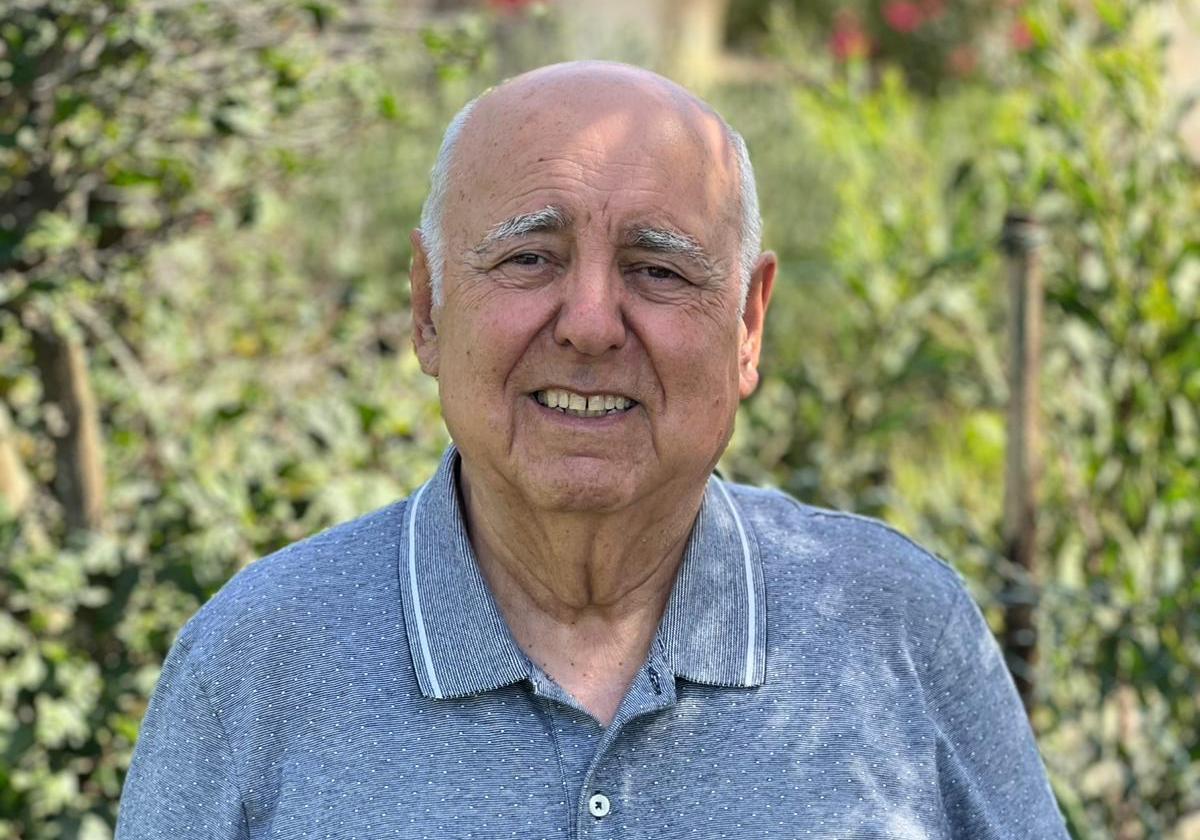 José Fresneda posa para IDEAL en uno de los jardines de Guardias Viejas, en el municipio ejidense.