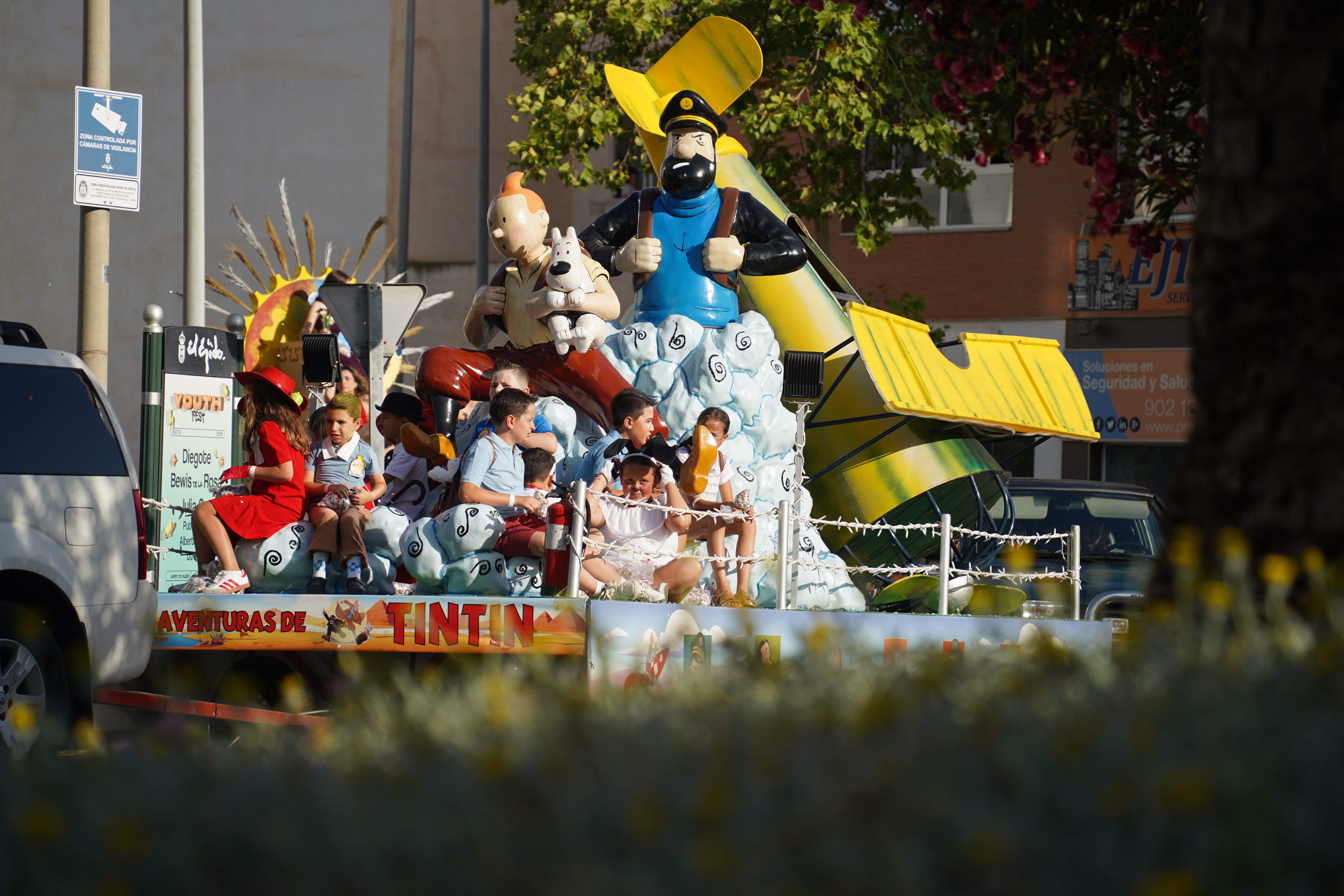 Animales divertidos y dibujos animados por la Batalla de Flores de San Isidro, en imágenes