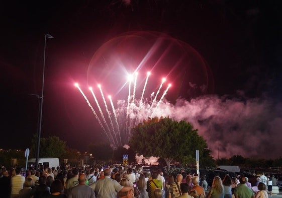 Una gran cantidad de vecinos disfrutaron del Festival de pirotecnia realizado en el municipio.