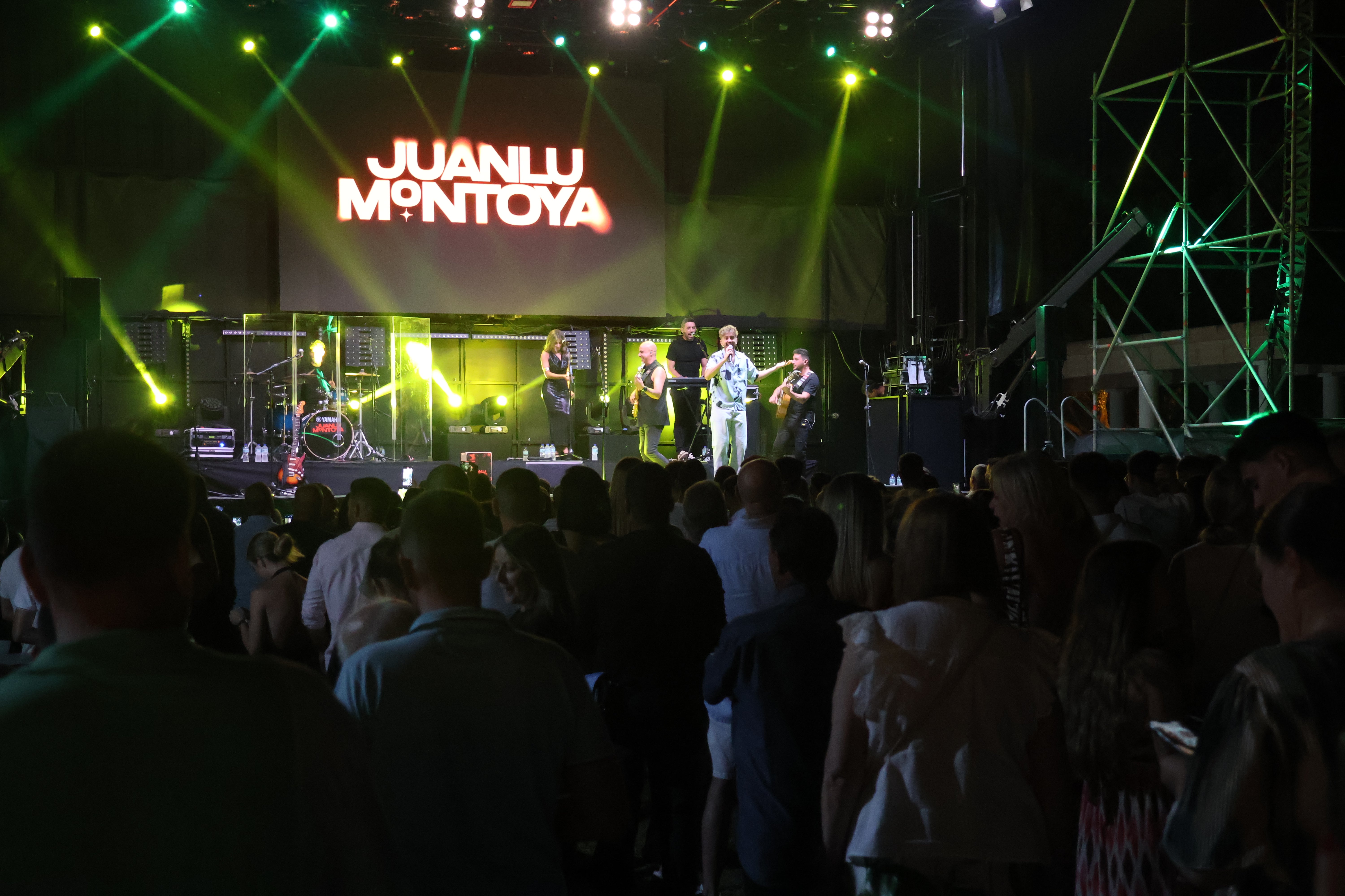 El artista Juanlu Montoya engancha al público ejidense