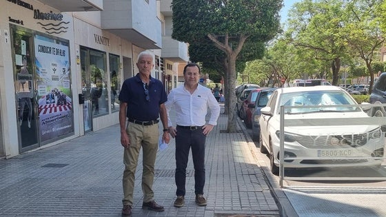 Critican la tala de árboles para poder colocar un toldo en una terraza en El Ejido