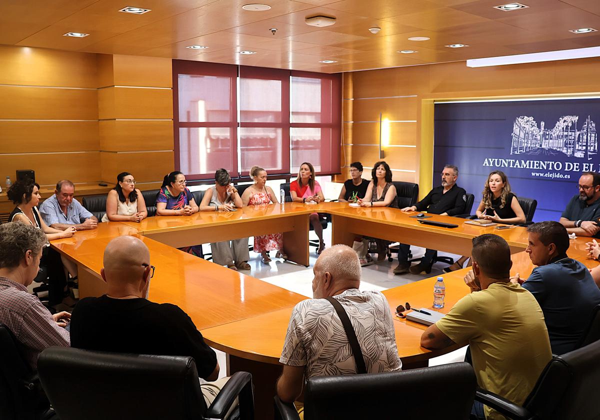El Ayuntamiento de El Ejido recibe a representantes del tejido comercial del municipio.