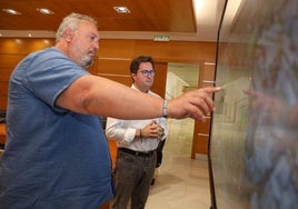 El portavoz del equipo de Gobierno, Francisco Rivera, y el alcalde, Francisco Góngora, revisan el callejero.