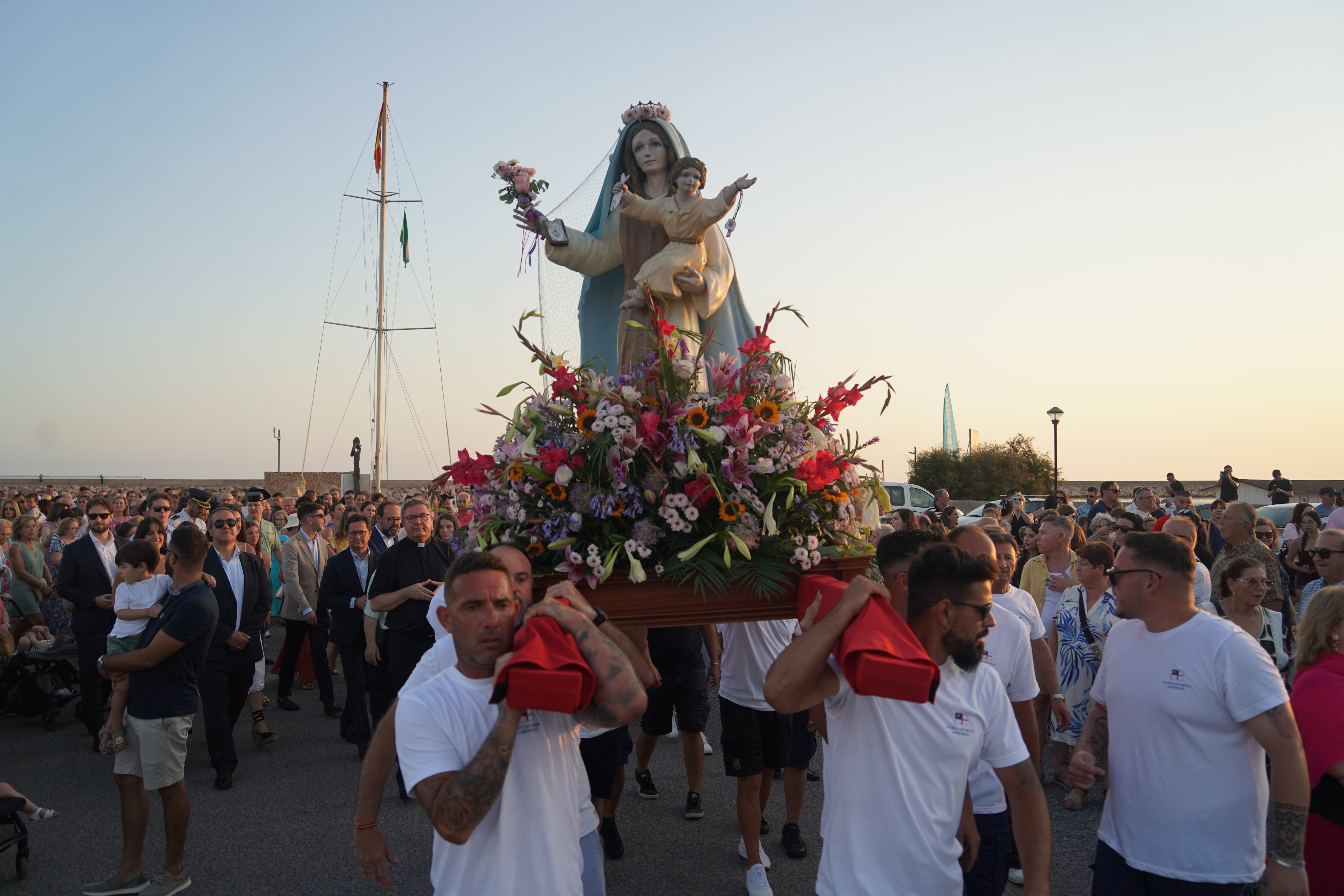 Almerimar rinde honores a su patrona la Virgen del Carmen