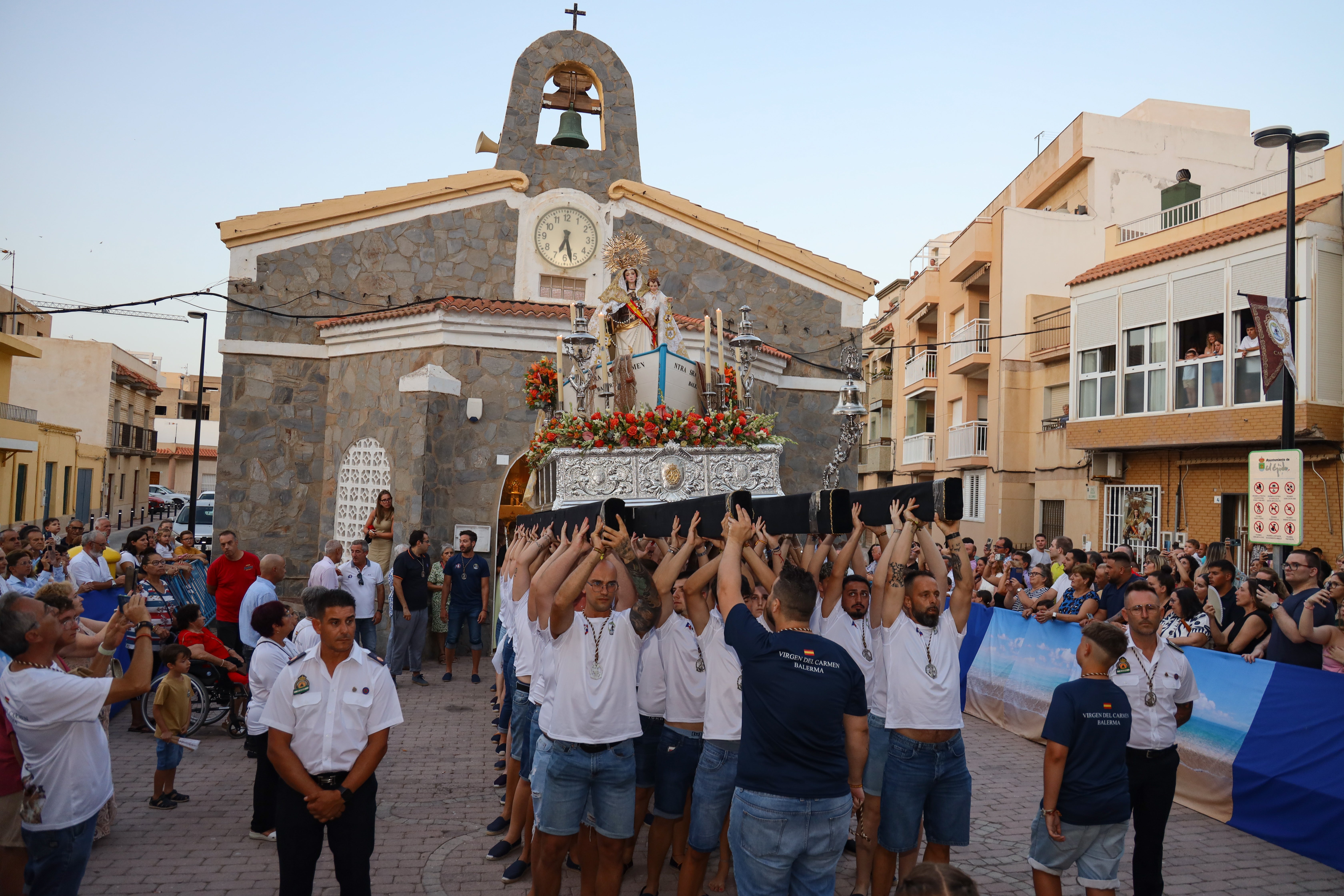 La Virgen del Carmen se echa a la mar en Balerma arropada por los fieles