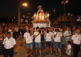 La Virgen del Carmen se echa a la mar en Balerma arropada por los fieles