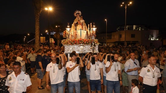 La Virgen del Carmen se echa a la mar en Balerma arropada por los fieles
