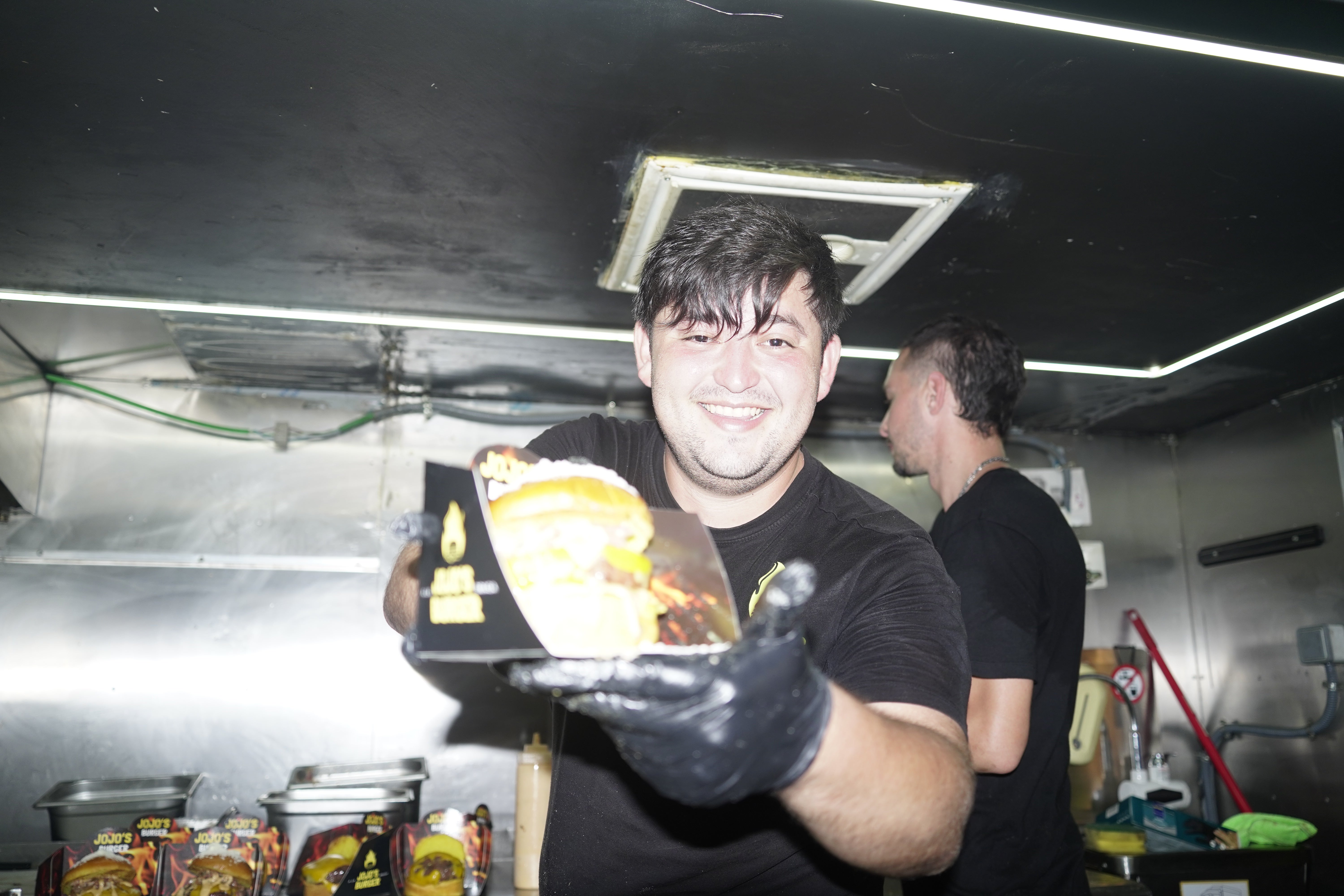 Los mejores foodtrucks de hamburguesas llevan en el Campo de Rugby de Almerimar