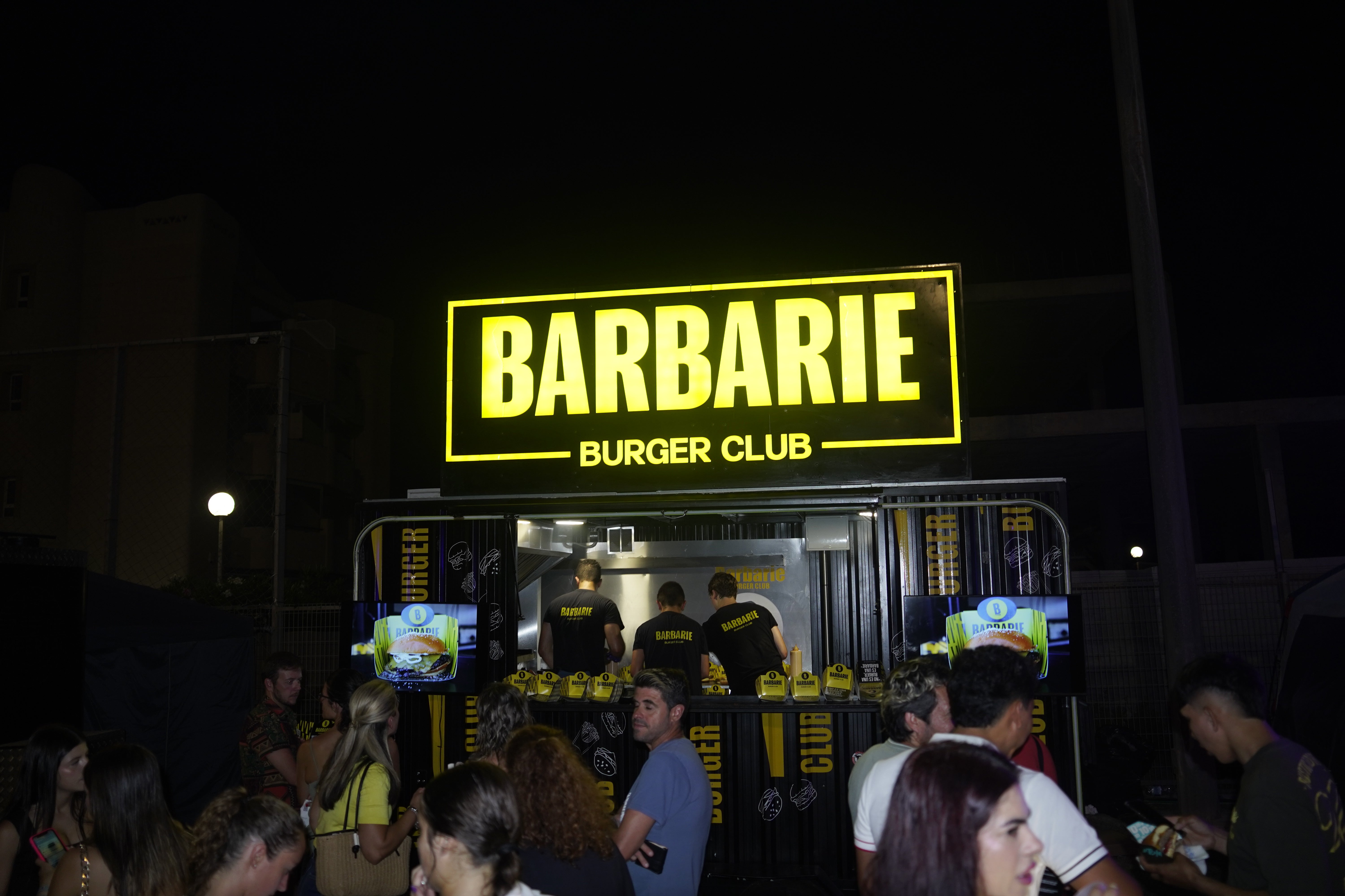 Los mejores foodtrucks de hamburguesas llevan en el Campo de Rugby de Almerimar