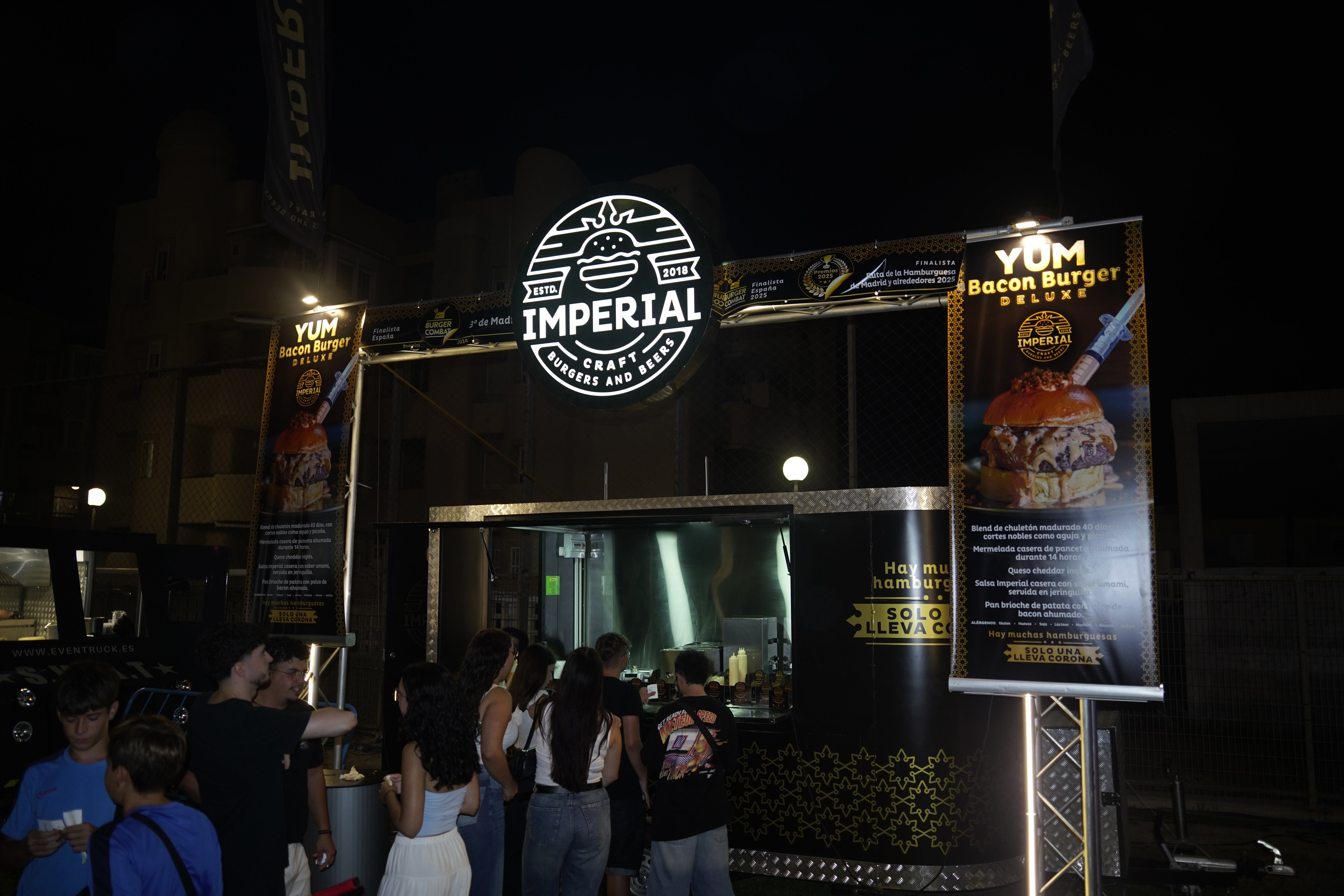 Los mejores foodtrucks de hamburguesas llevan en el Campo de Rugby de Almerimar