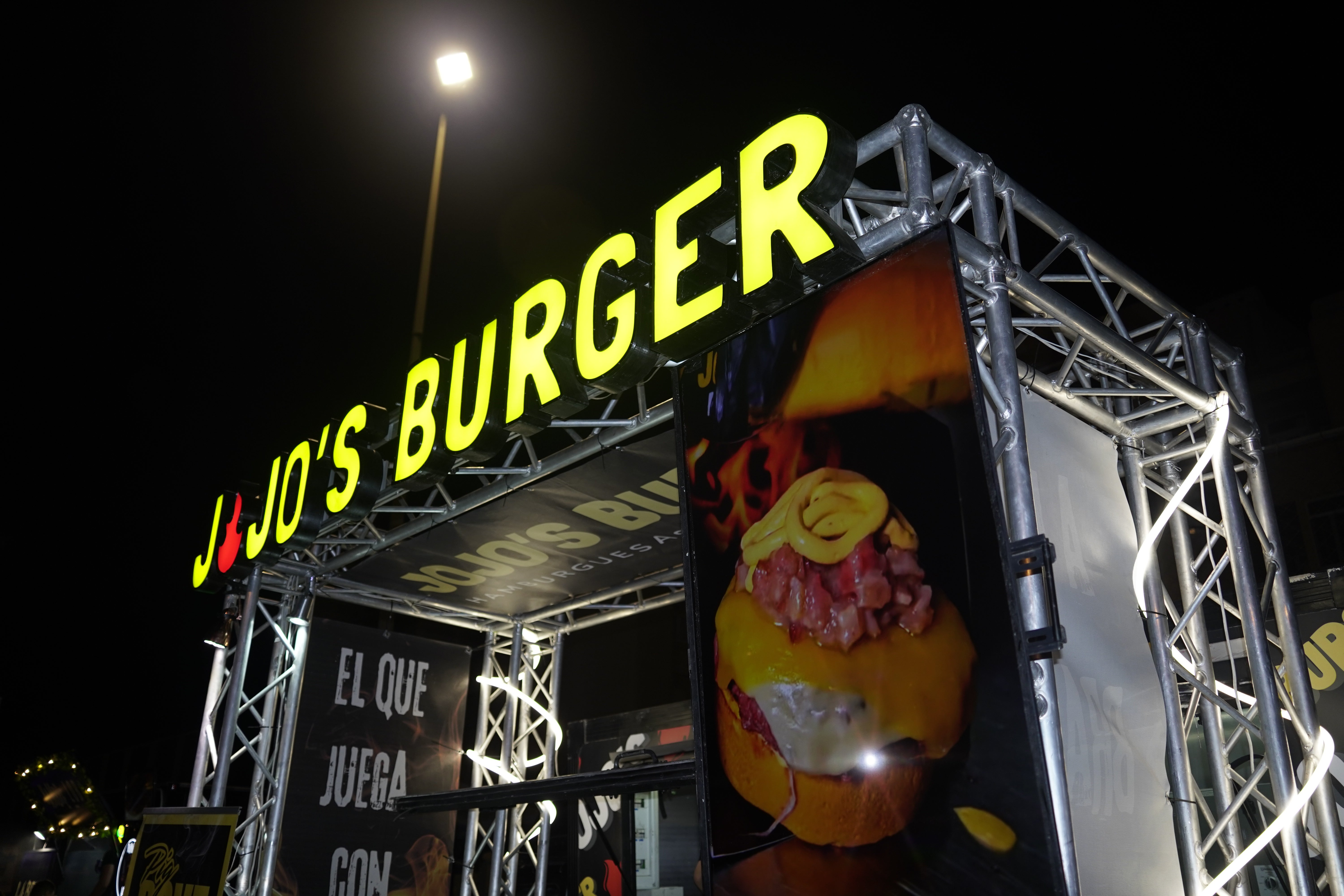 Los mejores foodtrucks de hamburguesas llevan en el Campo de Rugby de Almerimar