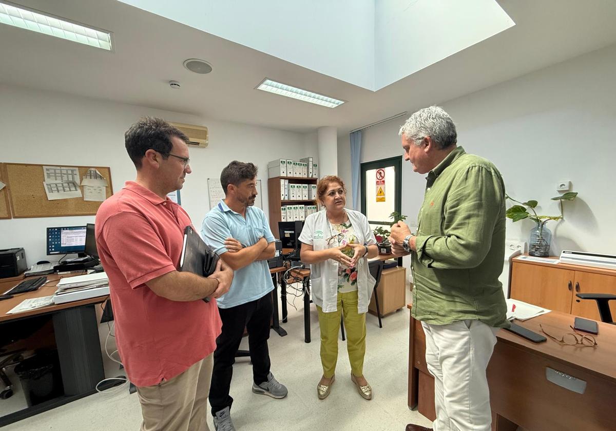 El delegado territorial de Salud y Consumo en una reunión.