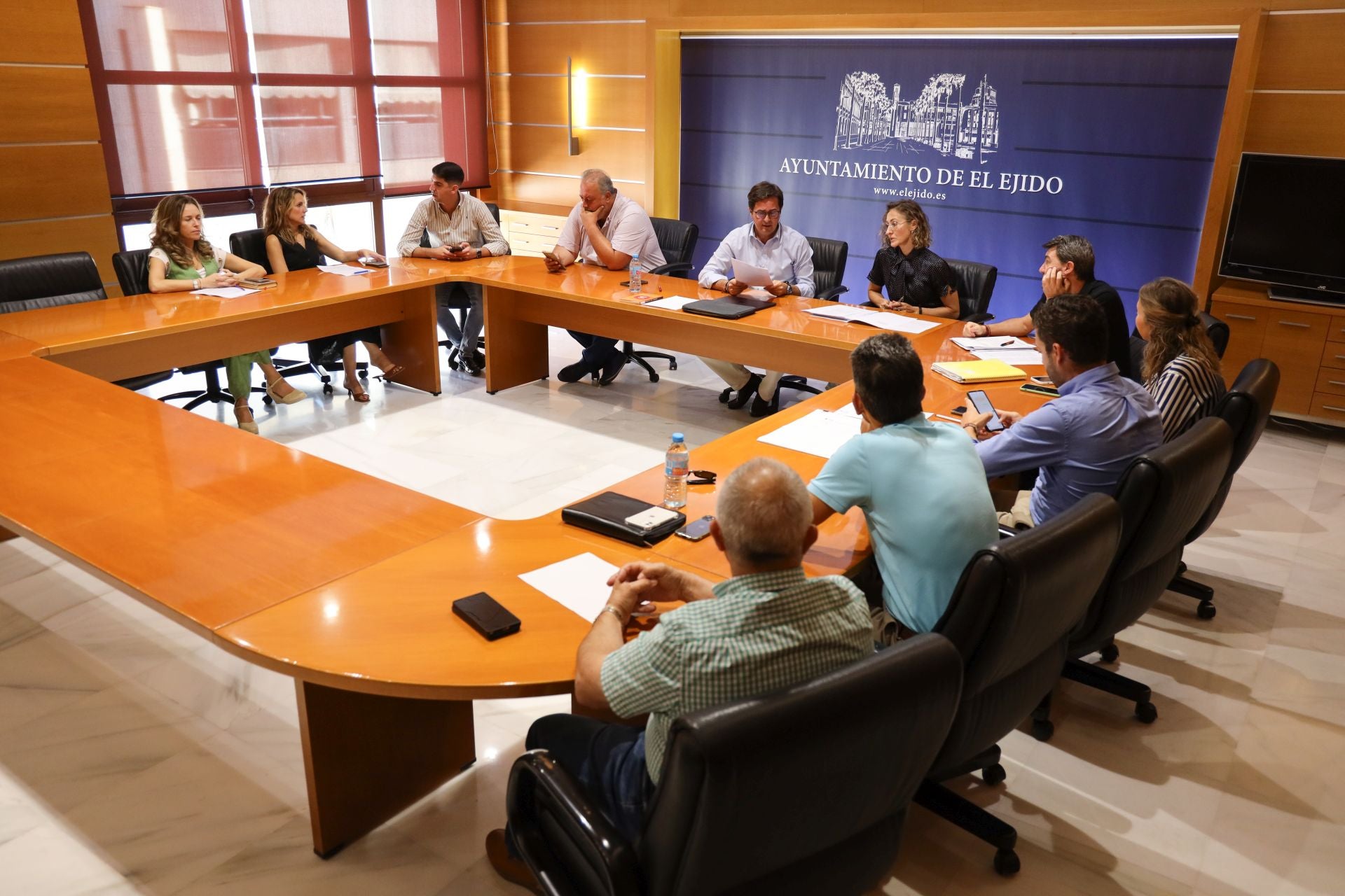 El alcalde de El Ejido, en una reunión con su equipo.