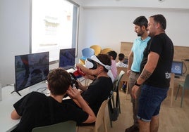 El concejal de Educación, Javier Rodríguez, visita una de las actividades de este 'Verano Joven'.