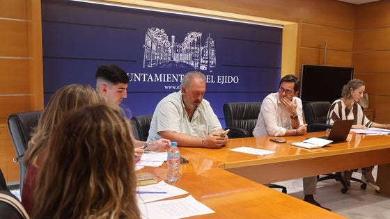 El Ejido aprueba la contratación de nuevos servicios de limpieza en espacios públicos